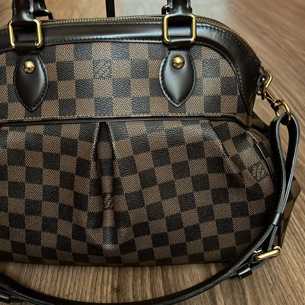 A101- 💯% authentic Louis Vuitton Trevi PM Damier bag